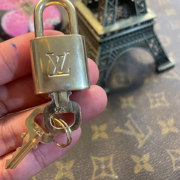 Authentic Lv key -lock #323 set - Picture 1 of 3